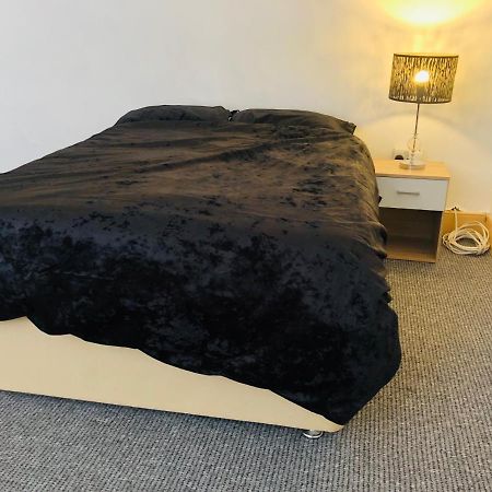 Shous Guest House Emersons Green ภายนอก รูปภาพ